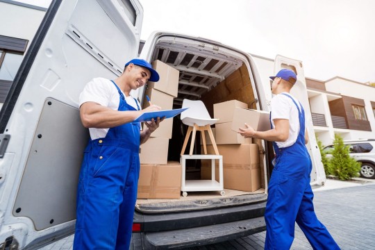 Перевозка мебели на грузовом автомобиле